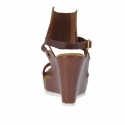 Sandalo da donna in pelle marrone con cavigliera, plateau e zeppa 9 - Misure disponibili: 42