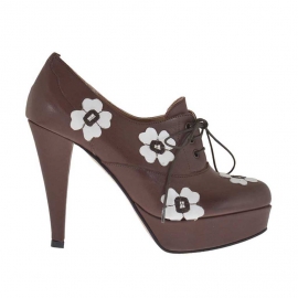 Zapato para mujer con cordones y plataforma en piel color marrón con flores blancas tacon 10 - Tallas disponibles:  31, 42