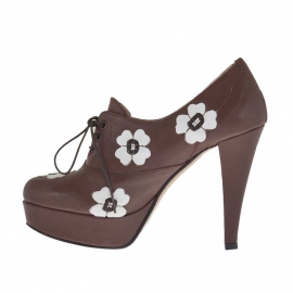 Chaussure à lacets pour femmes en cuir marron avec fleurs blanches et plateforme talon 10 - Pointures disponibles:  31, 42 2