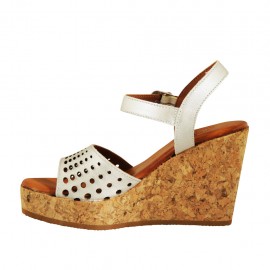 Damenriemsandale aus silbernem perforiertem Leder mit Plateau und Keilabsatz 9 - Verfügbare Größen:  42, 43, 44 2