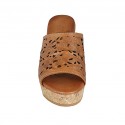 Sabot aperto da donna in pelle forata color cuoio con plateau e zeppa 9 - Misure disponibili: 32, 33, 34, 42, 43, 44, 45