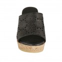 Mule ouvert pour femmes en cuir perforé de couleur noir avec plateforme et talon compensé 7 - Pointures disponibles:  42