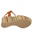 Sandalia para mujer con plataforma y cinturon en gamuza, piel laminada naranja y platino y tejido multicolor cuña 9 - Tallas disponibles:  42, 43