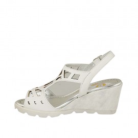 Sandalia para mujer en piel perforada blanca y tejido blanco y plateado cuña 6 - Tallas disponibles:  42 2