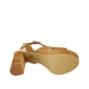 Sandale pour femmes en daim cognac et cuir lamé platine avec courroie, plateforme et talon 9 - Pointures disponibles:  42