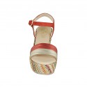 Sandalo da donna in camoscio rosso, pelle laminata rossa e platino e tessuto multicolore con cinturino, plateau e zeppa 9 - Misure disponibili: 43, 44