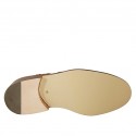 Scarpa derby stringata da uomo con lavorazione Brogue in pelle color cuoio - Misure disponibili: 36, 47, 50, 52