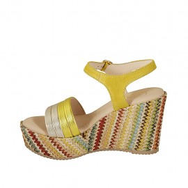Sandalia para mujer con plataforma y cinturon en gamuza amarillo, piel laminada amarillo y platino y cuña multicolor 9 - Tallas disponibles:  42, 43 2