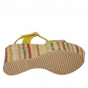 Sandalia para mujer con plataforma y cinturon en gamuza amarillo, piel laminada amarillo y platino y cuña multicolor 9 - Tallas disponibles:  42, 43