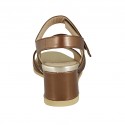 Sandalia para mujer con elastico brillante y cierre de velcro en piel laminada marron cobrizo cuña 5 - Tallas disponibles:  42