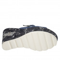 Sabot da donna con fibbia in camoscio bluette e laminato stampato blu e argento zeppa 10 - Misure disponibili: 42