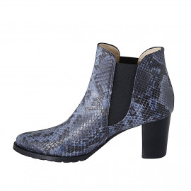 Woman's pointy ankle boot... 2