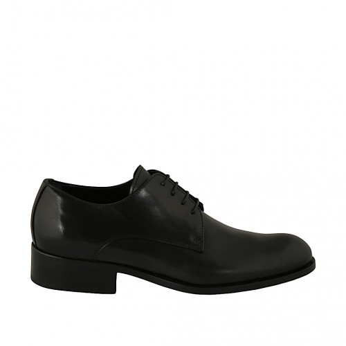 Men's derby shoe with laces in black...