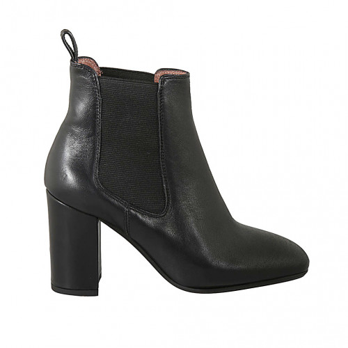 Woman's ankle boot in black leather...