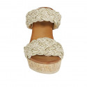 Mule para mujer en tejido trensado y piel platino con tachuelas, plataforma y cuña 9 - Tallas disponibles:  42, 43