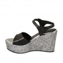 Sandalia para mujer con cinturon y plataforma en piel negra y tejido gris plateado cuña 9 - Tallas disponibles:  42, 43