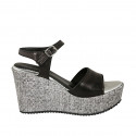 Sandalia para mujer con cinturon y plataforma en piel negra y tejido gris plateado cuña 9 - Tallas disponibles:  42, 43