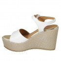 Sandalo da donna con cinturino e plateau in pelle bianca con zeppa rivestita in tessuto beige zeppa 9 - Misure disponibili: 42, 43, 45