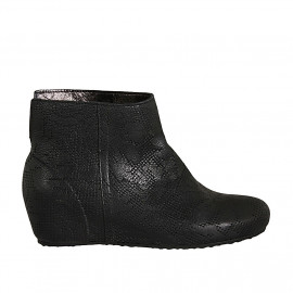 Woman's ankle boot in black...