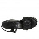 Sandalia para mujer en piel negra con cinturon, plataforma y cuña imprimida 9 - Tallas disponibles:  42