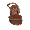 Sandalia para mujer en piel color cognac con tachuelas tacon 1 - Tallas disponibles:  33