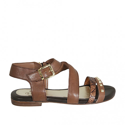 Sandalia para mujer en piel y piel estampada marron con cremallera, hebilla y tachuelas tacon 1 - Tallas disponibles:  33