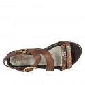 Sandalia para mujer en piel y piel estampada marron con cremallera, hebilla y tachuelas tacon 1 - Tallas disponibles:  33