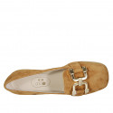Mocasín para mujer con accesorio en gamuza cognac tacon 1 - Tallas disponibles:  42