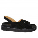 Sandalia para mujer en gamuza negra con hebilla y cuña 3 - Tallas disponibles:  42
